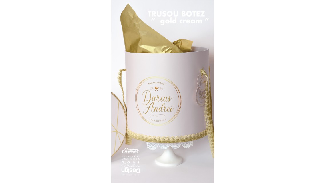 Trusou de botez pentru baieti cu broderie eleganta personalizata, Gold Cream 7